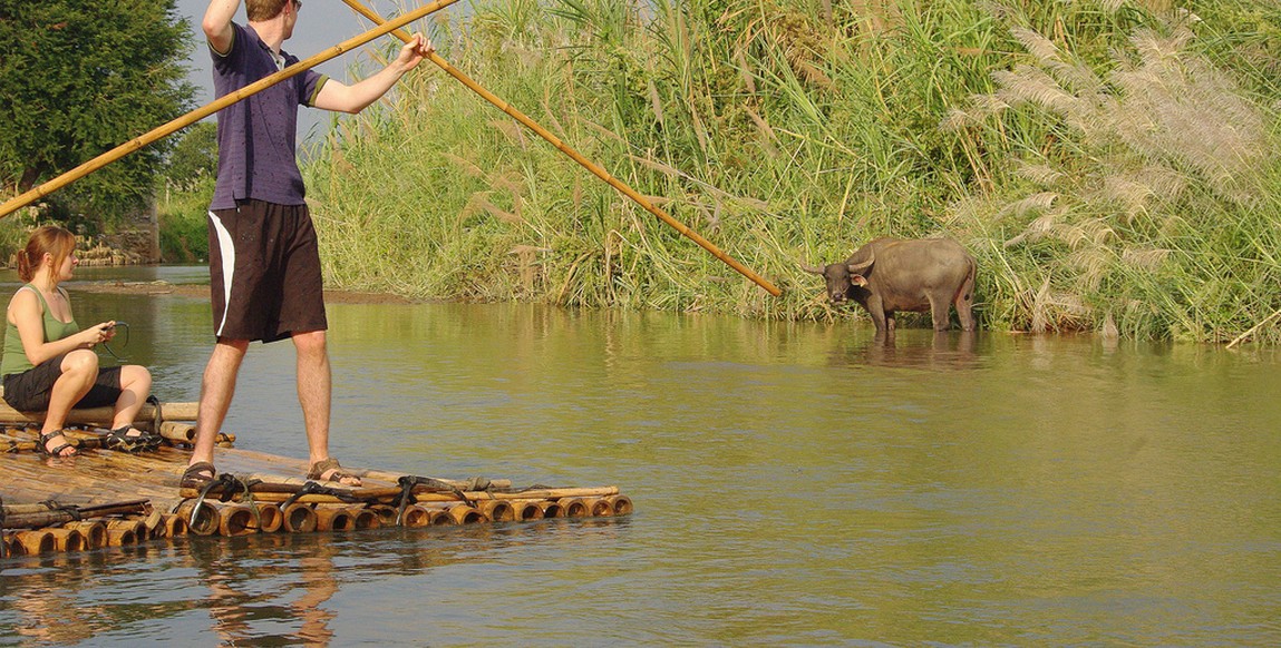 Voyage en thaïlande en famille, Descente de la rivière en radeau de Bambou